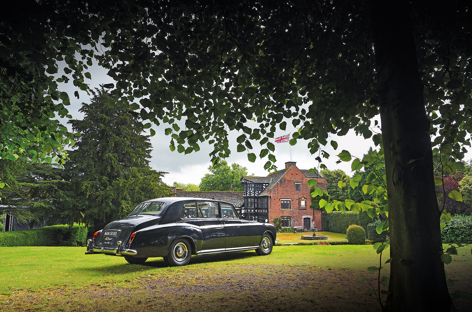 Classic & Sports Car – Rolls-Royce Phantom V: star conveyance