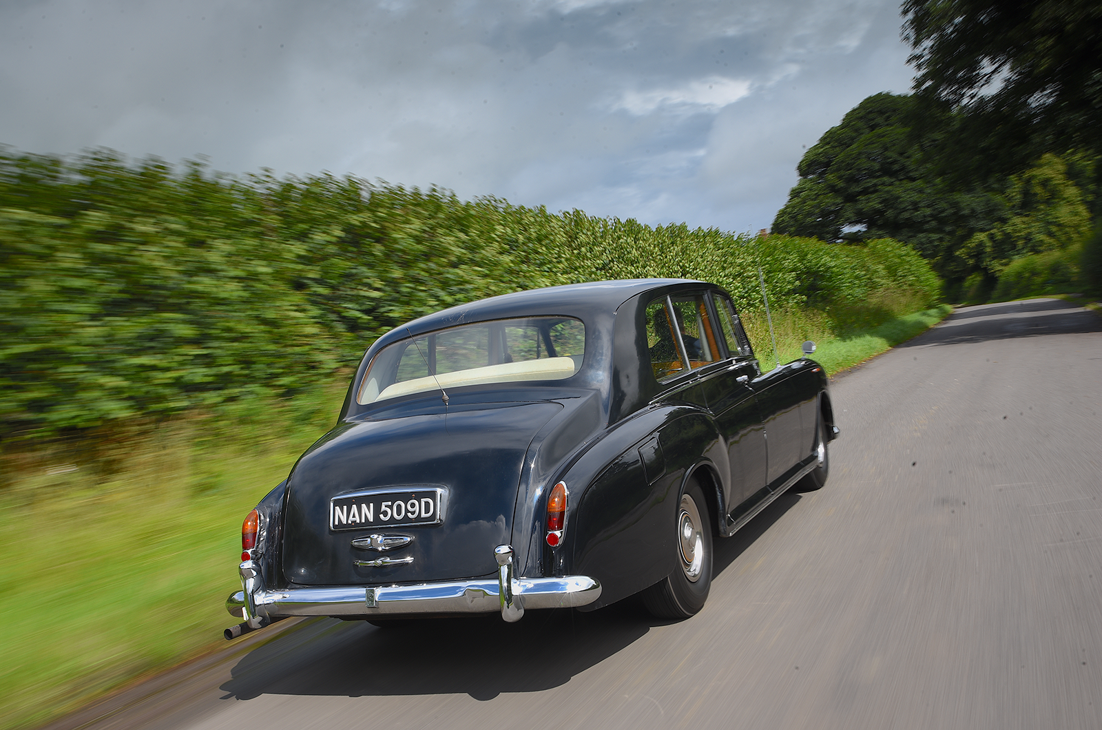 Classic & Sports Car – Rolls-Royce Phantom V: star conveyance