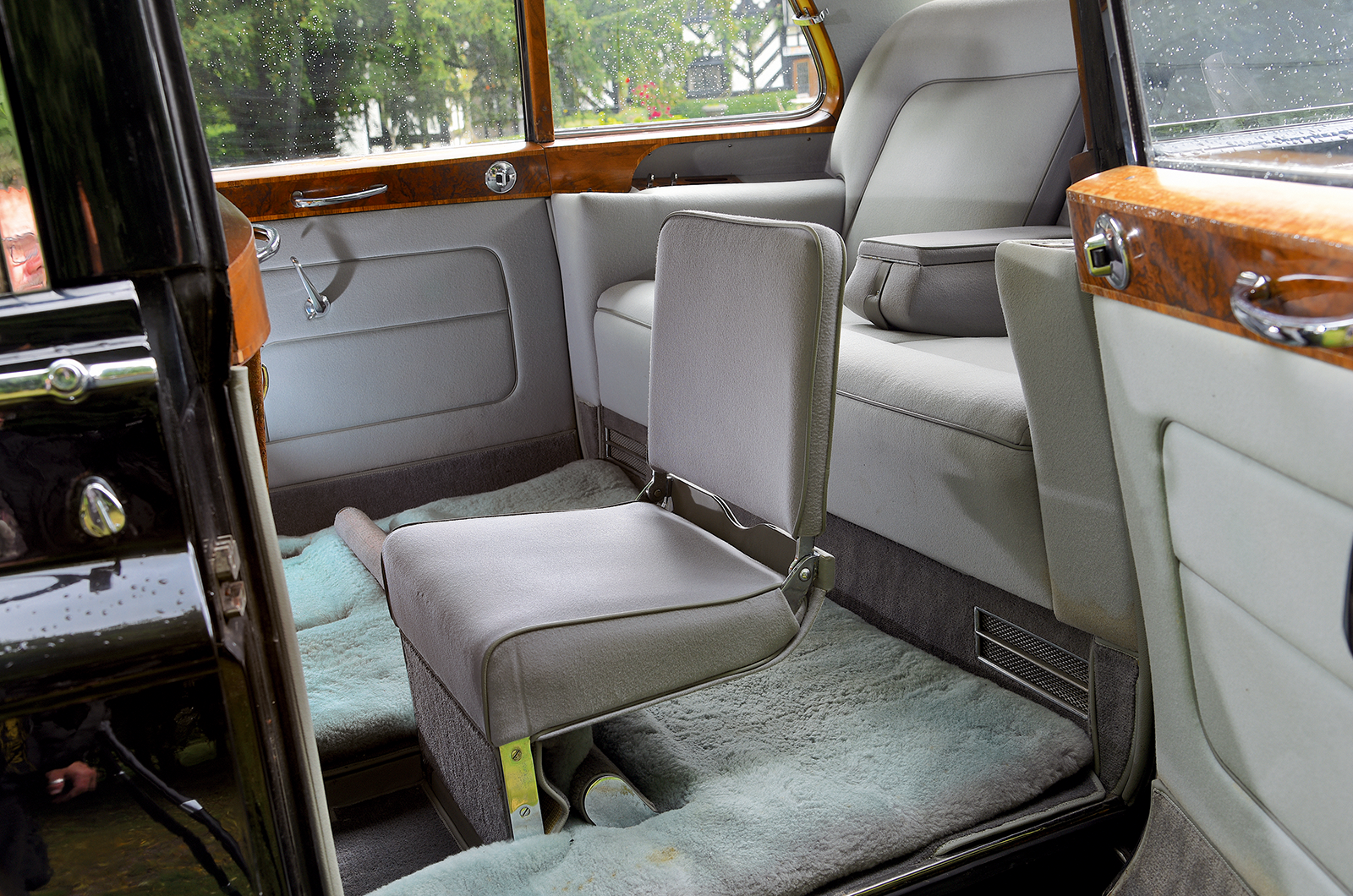 Classic & Sports Car – Rolls-Royce Phantom V: star conveyance