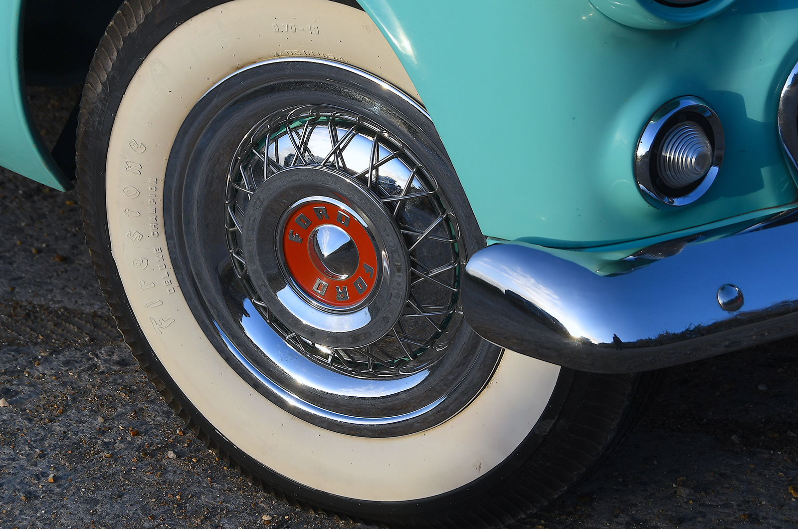 Classic & Sports Car – Glitz and clamour: Jaguar XK140 vs Ford Thunderbird