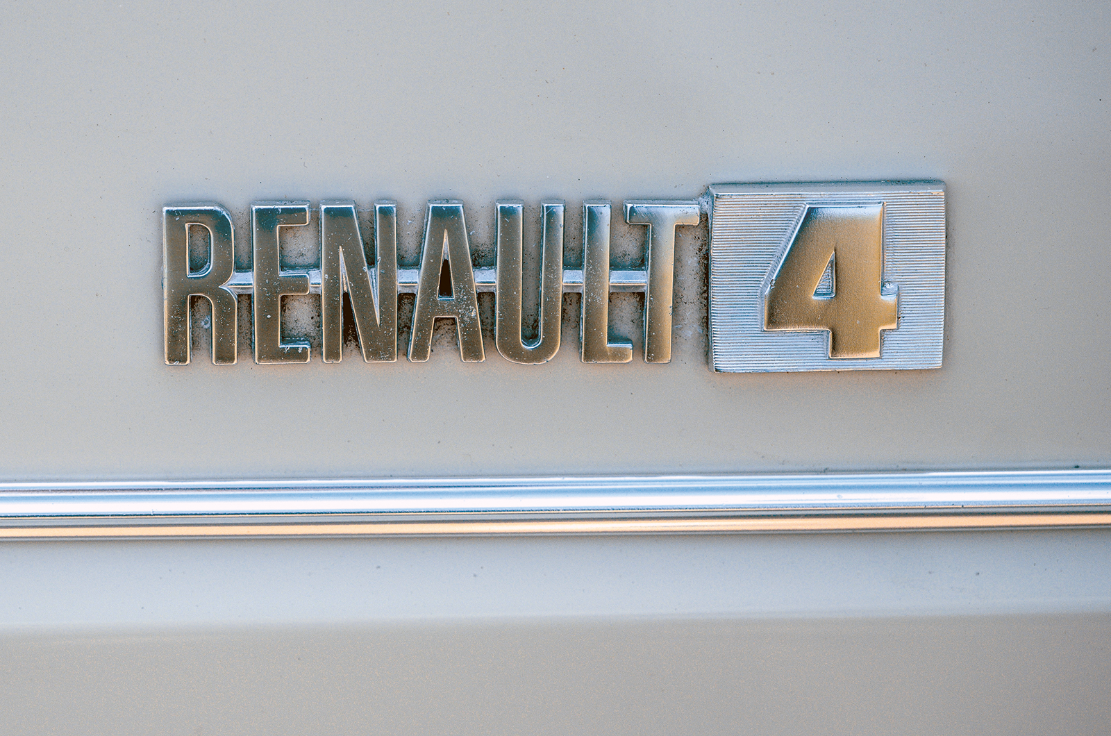 Classic & Sports Car – Cheaper by the million: Citroën AZAM 6 vs Renault 4L