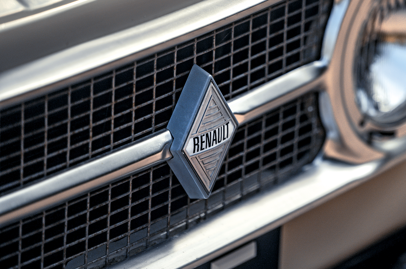 Classic & Sports Car – Cheaper by the million: Citroën AZAM 6 vs Renault 4L