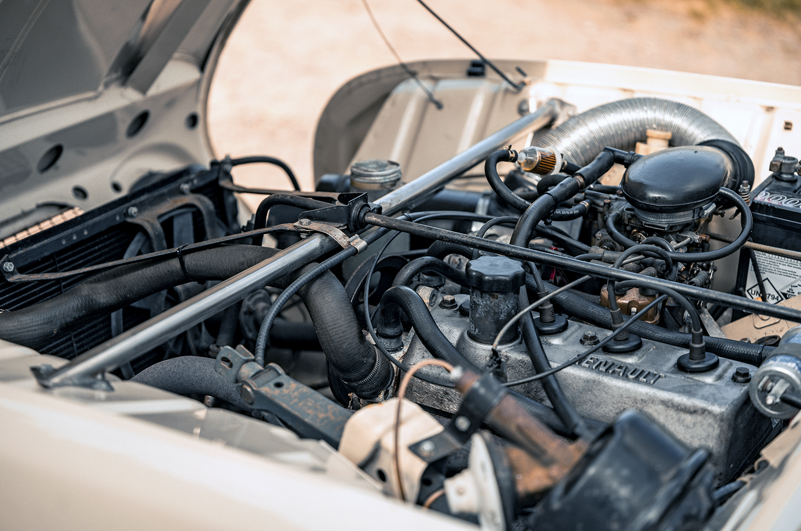 Classic & Sports Car – Cheaper by the million: Citroën AZAM 6 vs Renault 4L