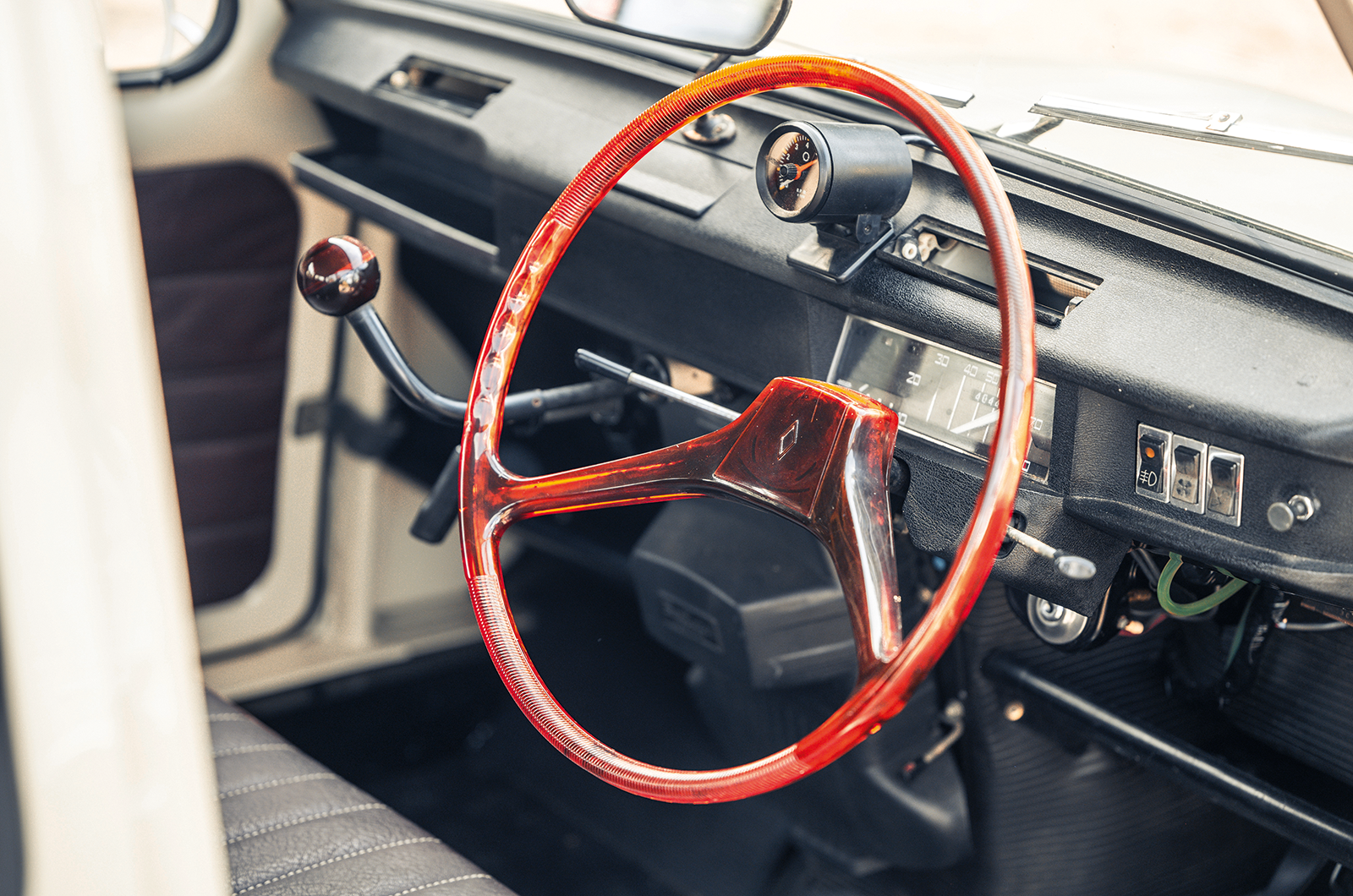 Classic & Sports Car – Cheaper by the million: Citroën AZAM 6 vs Renault 4L