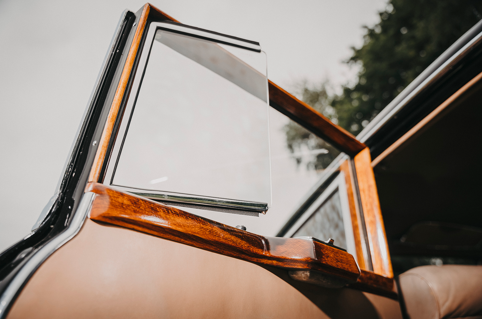 Classic & Sports Car – Peace makers: Bentley S1 vs Mercedes-Benz 300b