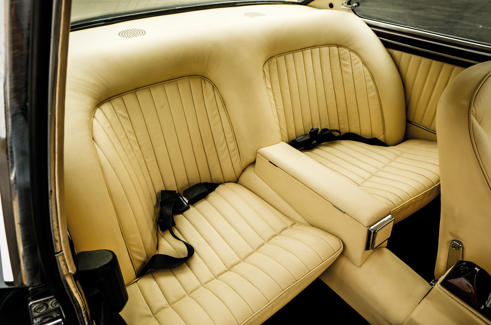 Classic & Sports Car - Welcome to the jet set: Ferrari 365GT 2+2 vs Maserati Mexico vs Monteverdi 375L