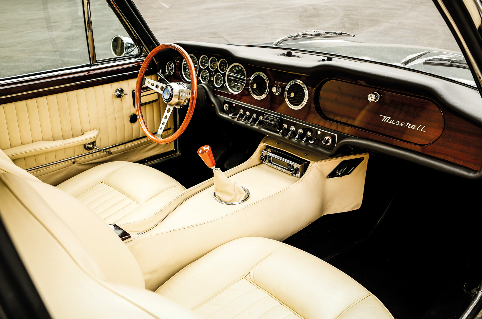 Classic & Sports Car - Welcome to the jet set: Ferrari 365GT 2+2 vs Maserati Mexico vs Monteverdi 375L