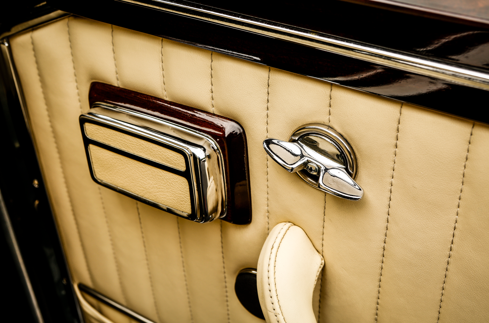 Classic & Sports Car - Welcome to the jet set: Ferrari 365GT 2+2 vs Maserati Mexico vs Monteverdi 375L