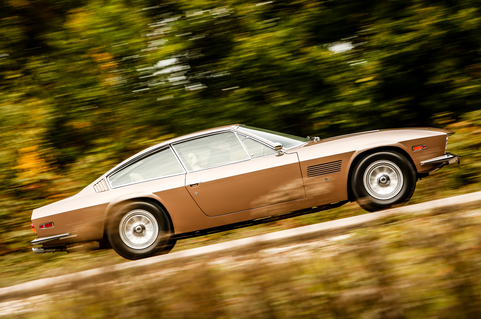 Classic & Sports Car - Welcome to the jet set: Ferrari 365GT 2+2 vs Maserati Mexico vs Monteverdi 375L