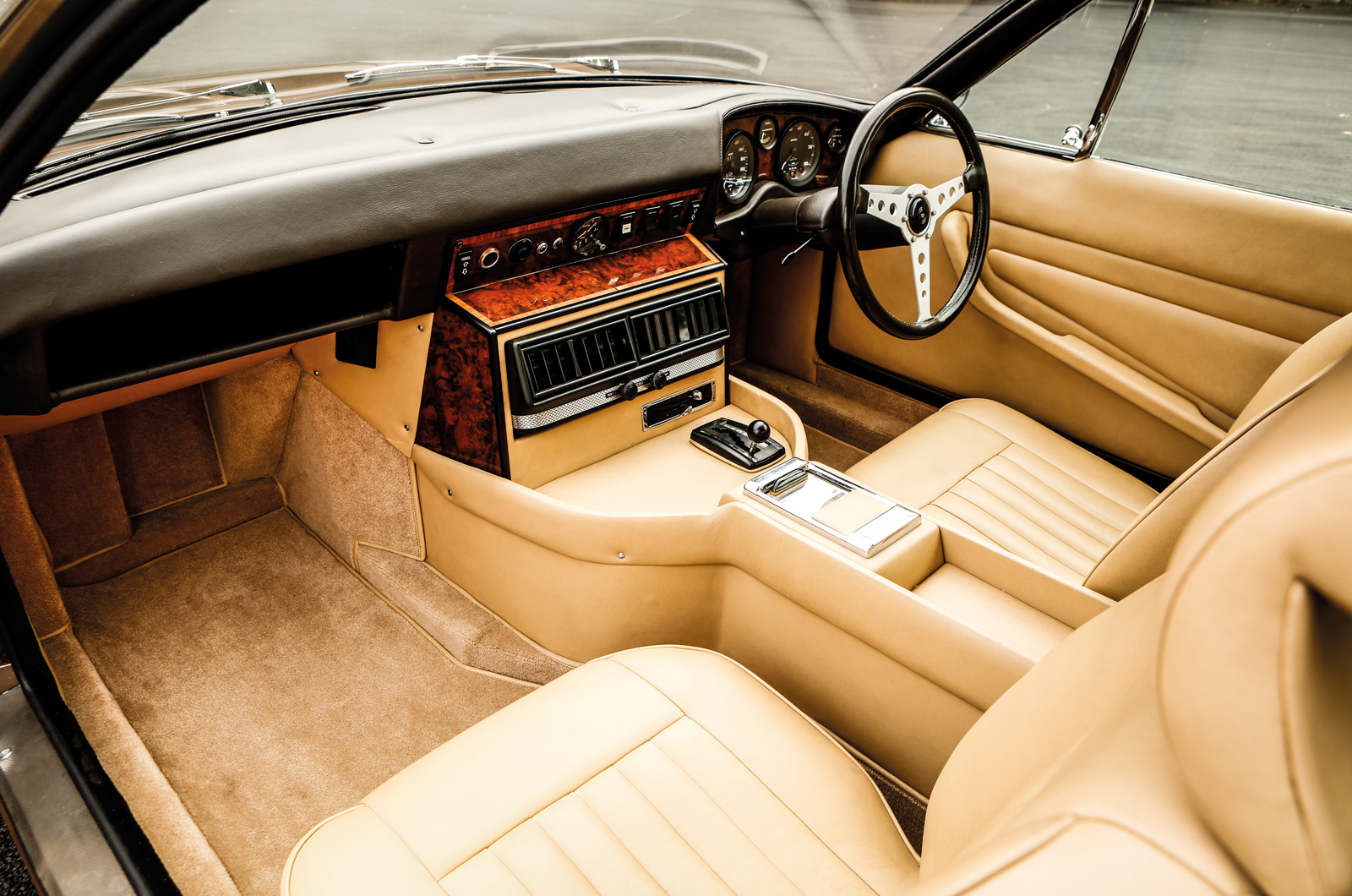 Classic & Sports Car - Welcome to the jet set: Ferrari 365GT 2+2 vs Maserati Mexico vs Monteverdi 375L