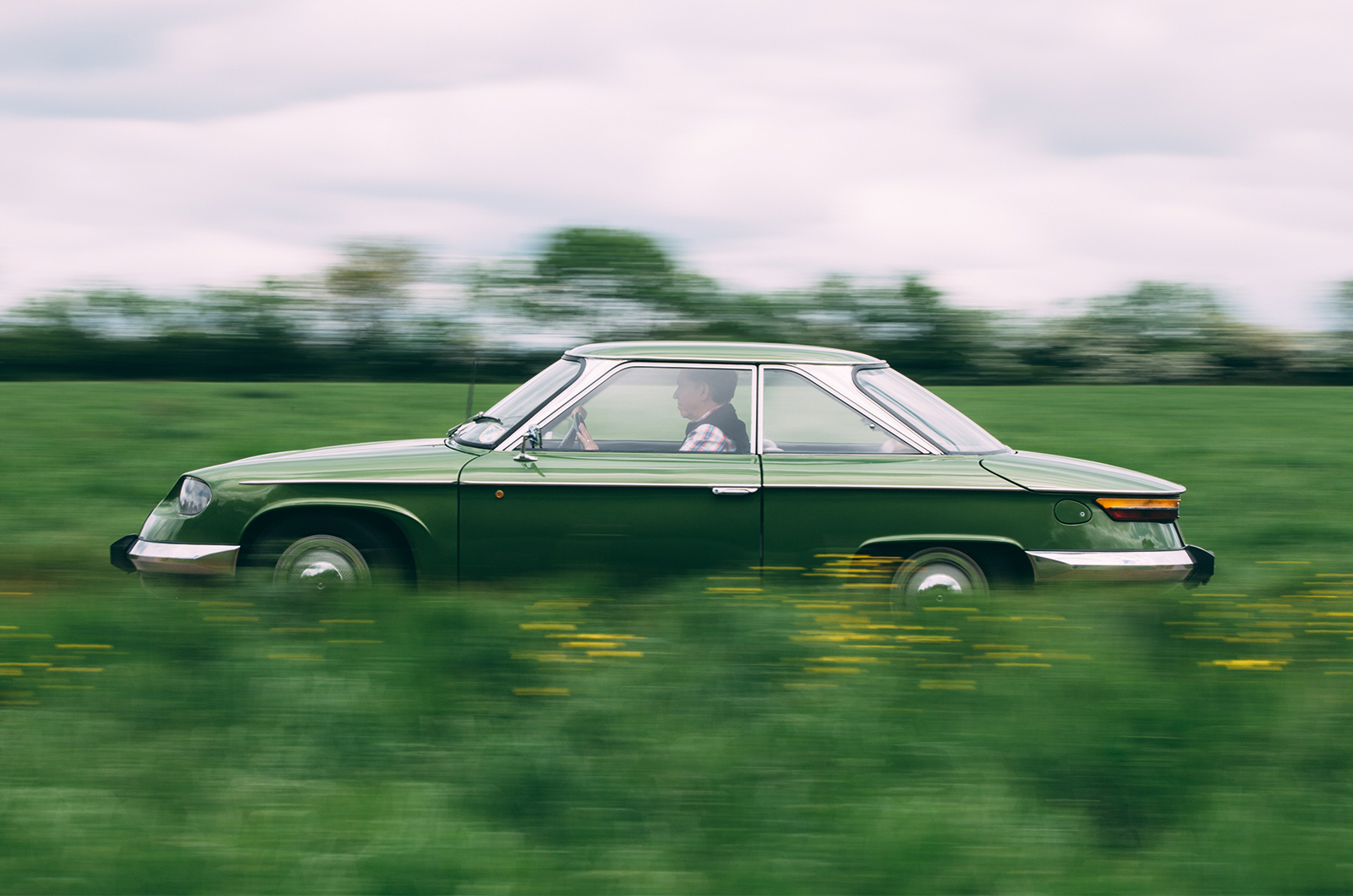 Classic & Sports Car – Horizontally opposed: Panhard 24CT vs Volkswagen Karmann Ghia