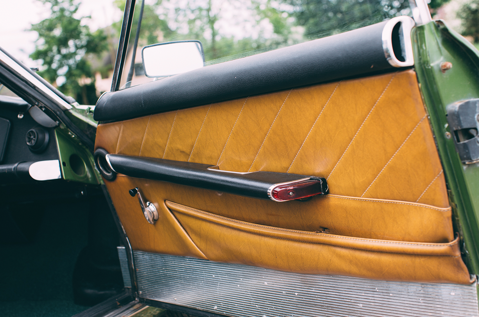 Classic & Sports Car – Horizontally opposed: Panhard 24CT vs Volkswagen Karmann Ghia