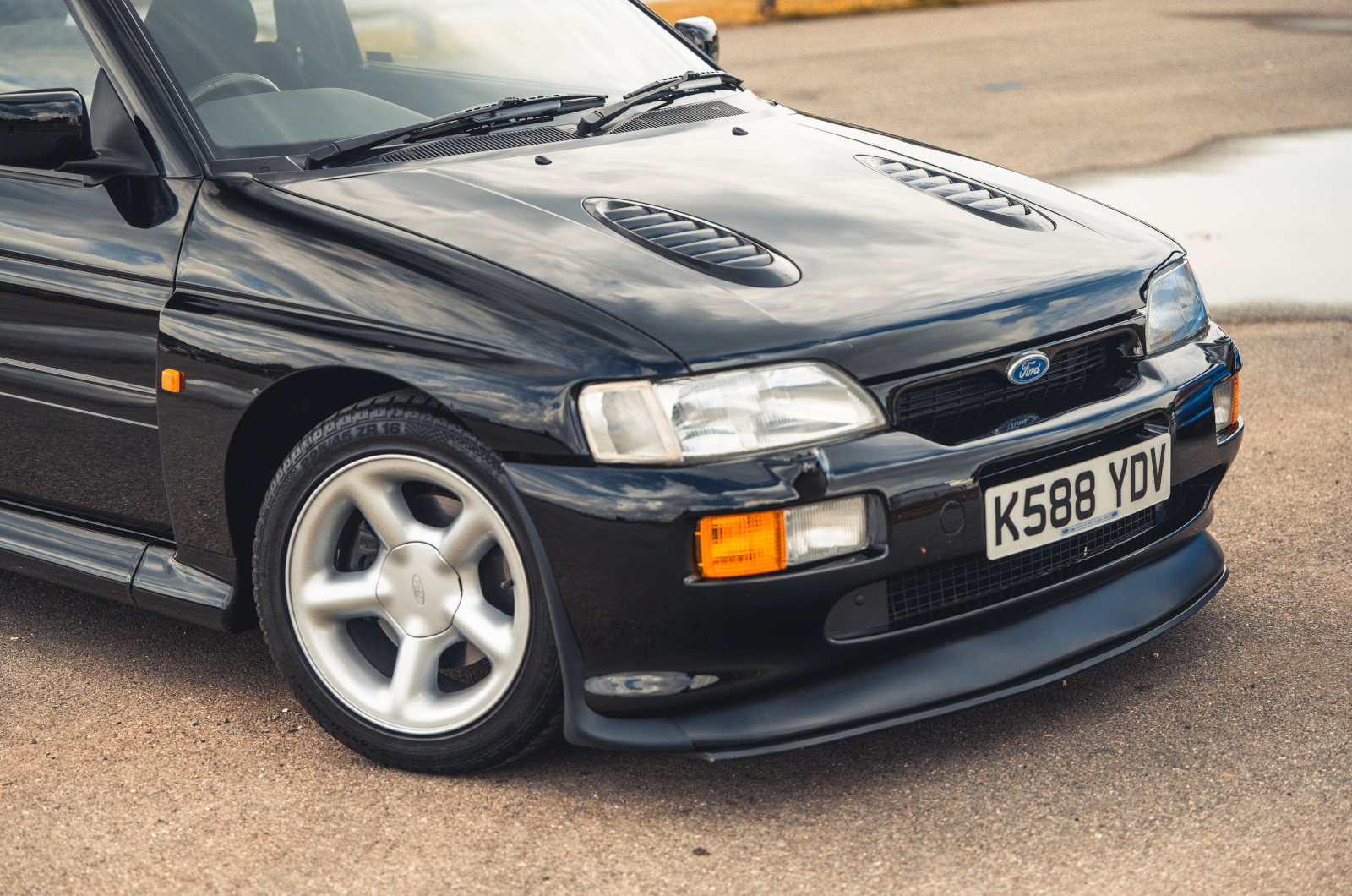 Classic & Sports Car - Black & Blue: Ford Escort RS Cosworth vs Subaru Impreza P1