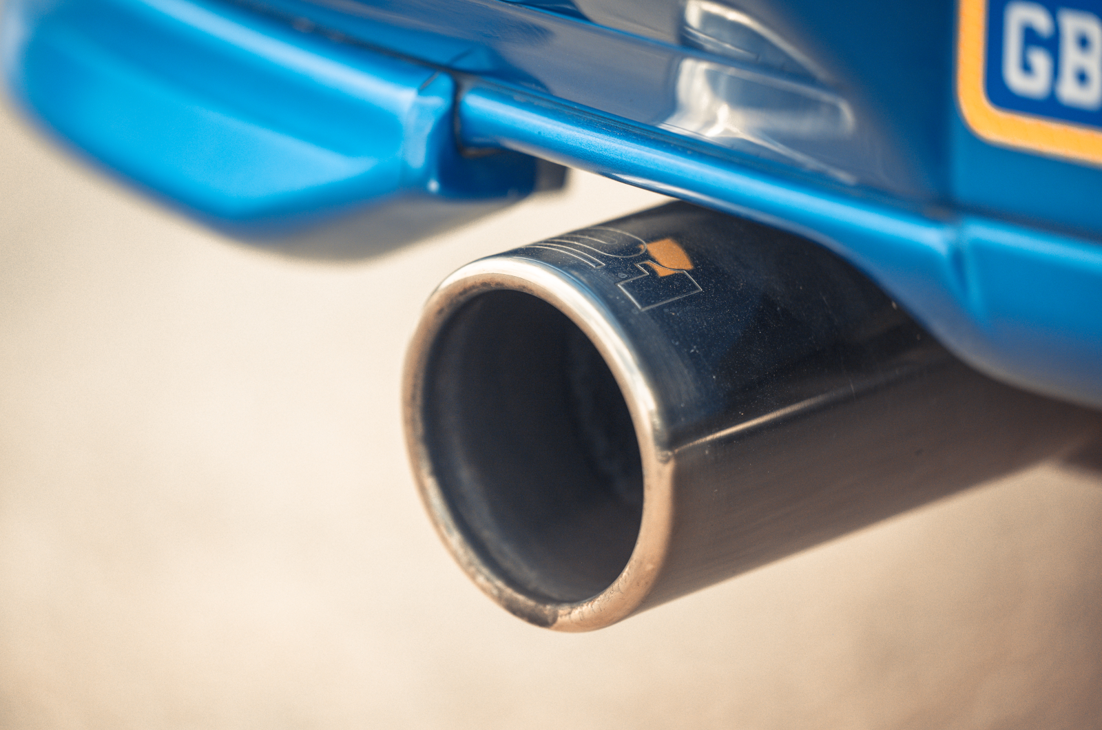 Classic & Sports Car - Black & Blue: Ford Escort RS Cosworth vs Subaru Impreza P1