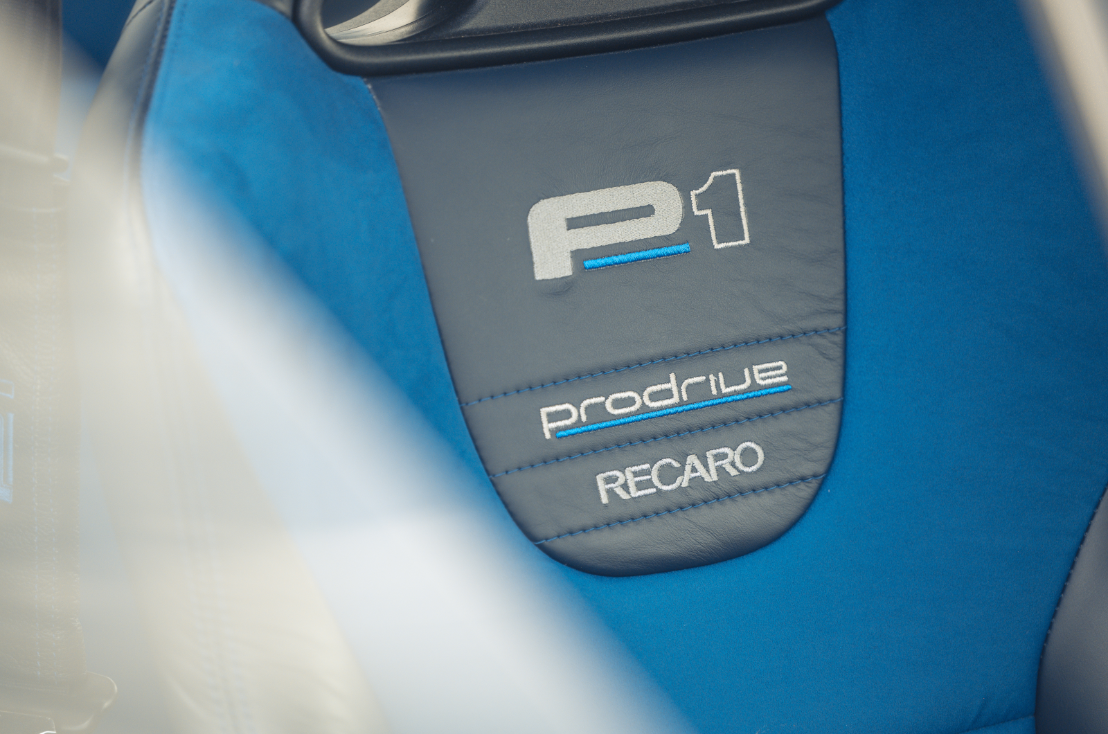 Classic & Sports Car - Black & Blue: Ford Escort RS Cosworth vs Subaru Impreza P1