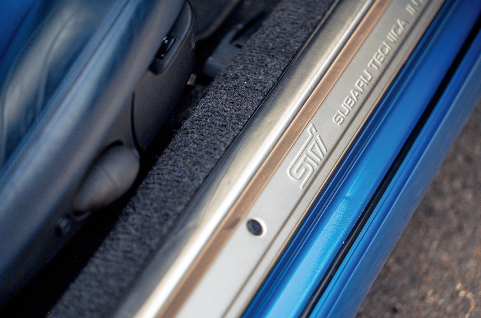 Classic & Sports Car - Black & Blue: Ford Escort RS Cosworth vs Subaru Impreza P1