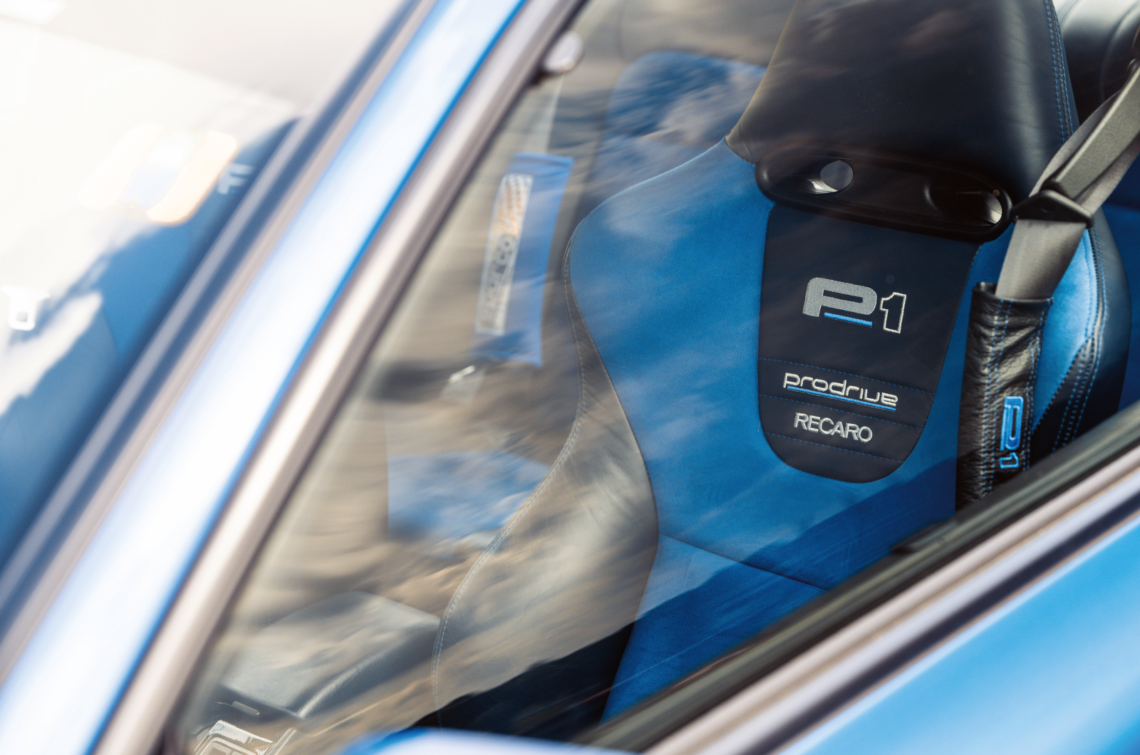 Classic & Sports Car - Black & Blue: Ford Escort RS Cosworth vs Subaru Impreza P1