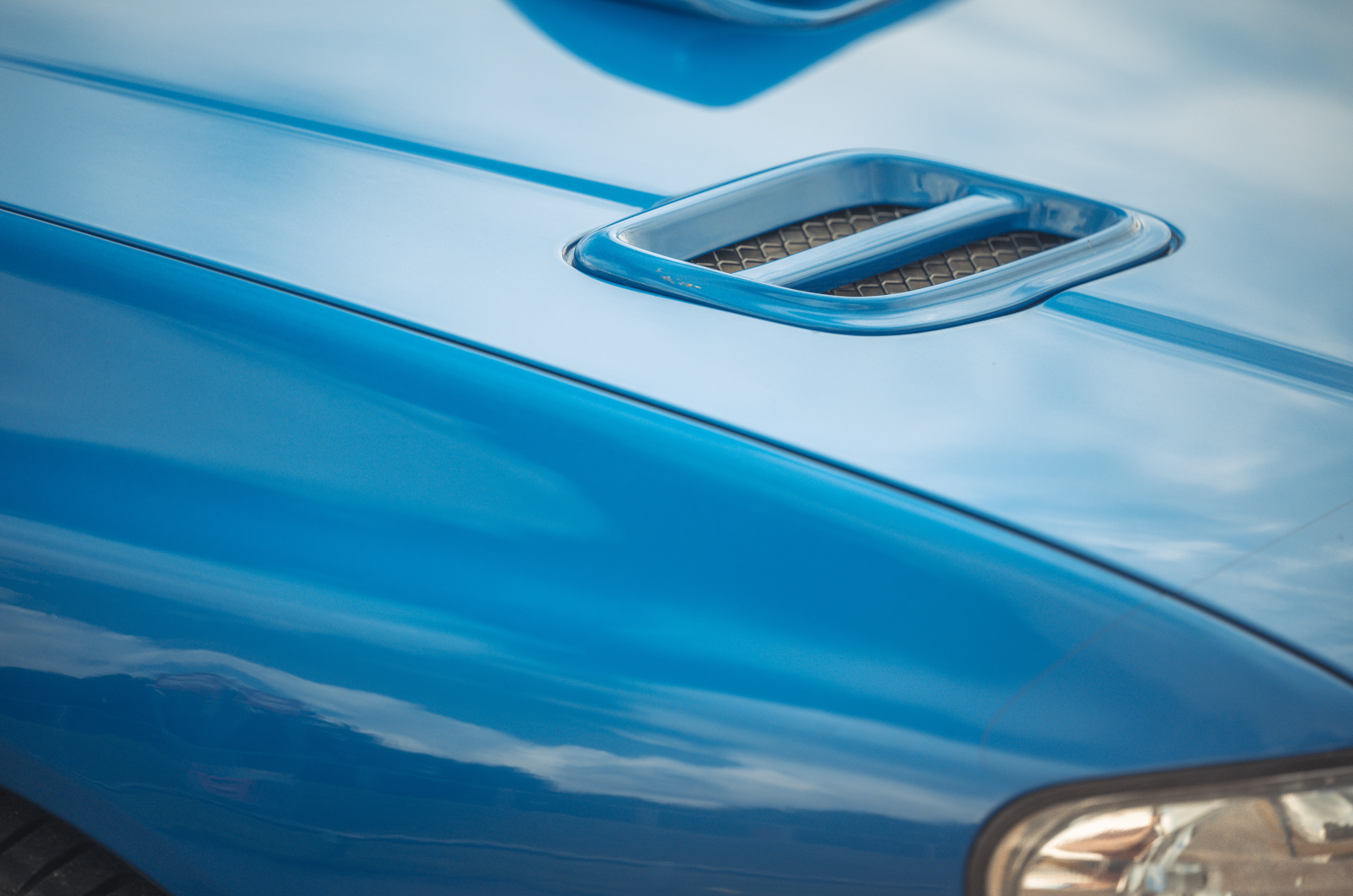 Classic & Sports Car - Black & Blue: Ford Escort RS Cosworth vs Subaru Impreza P1