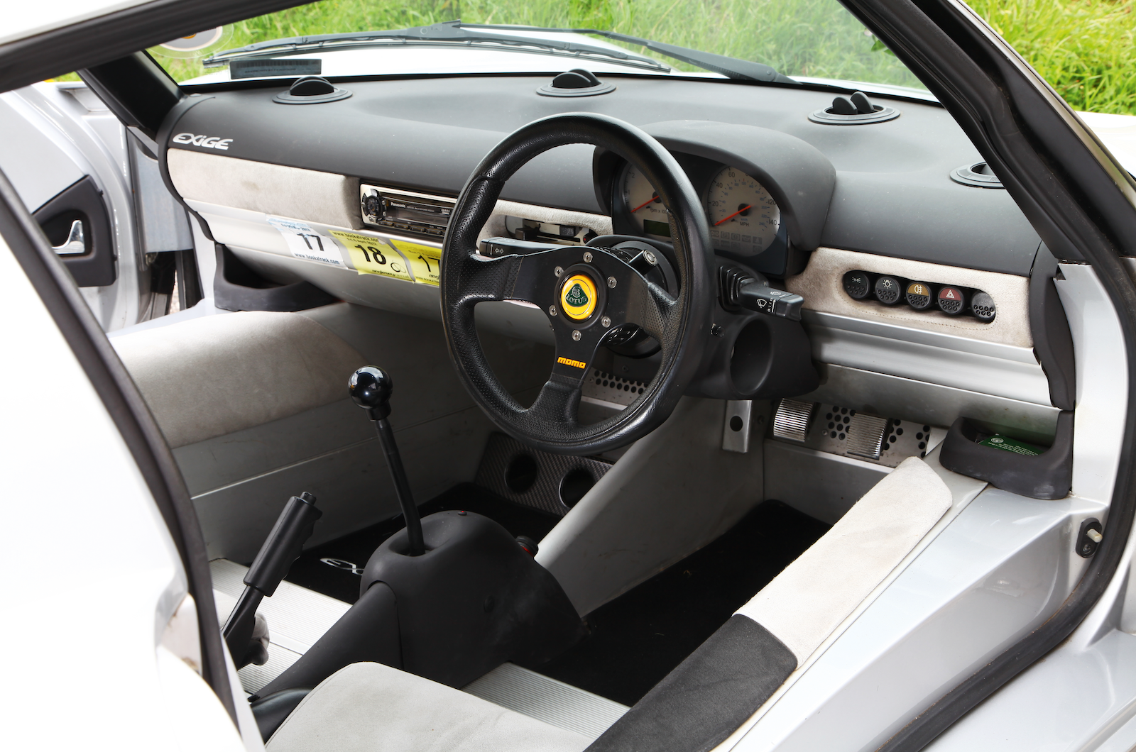 Classic & Sports Car - Flyweight driving icons - Lotus Exige vs Noble M12 