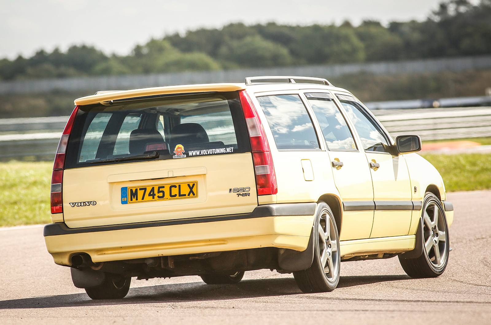Classic & Sports Car - Race ready: Alfa Romeo 155 TS Silverstone vs Volvo 850 T-5R vs BMW 318iS