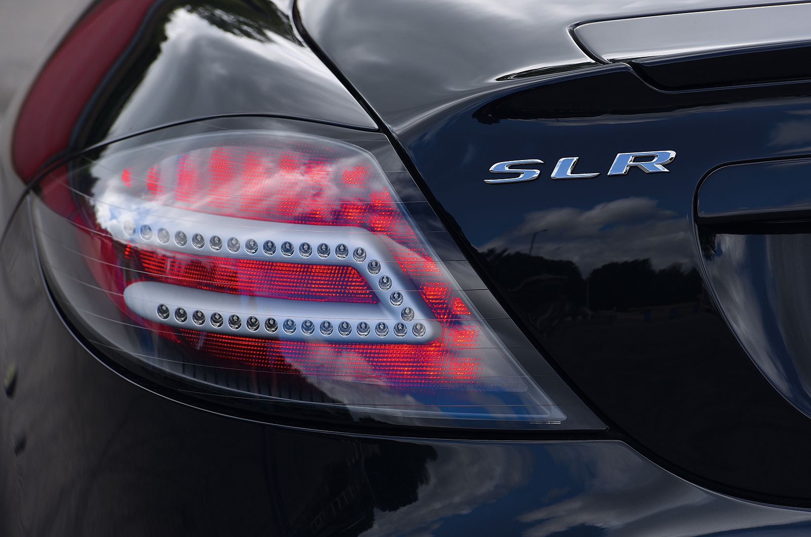 Classic & Sports Car - Mercedes-Benz SLR McLaren: identity crisis