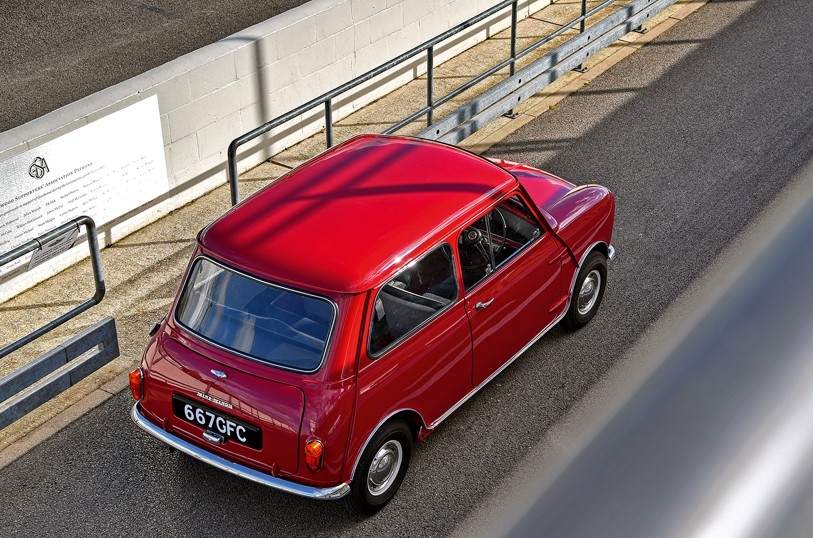 Classic & Sports Car - Morris Mini-Minor: going round again