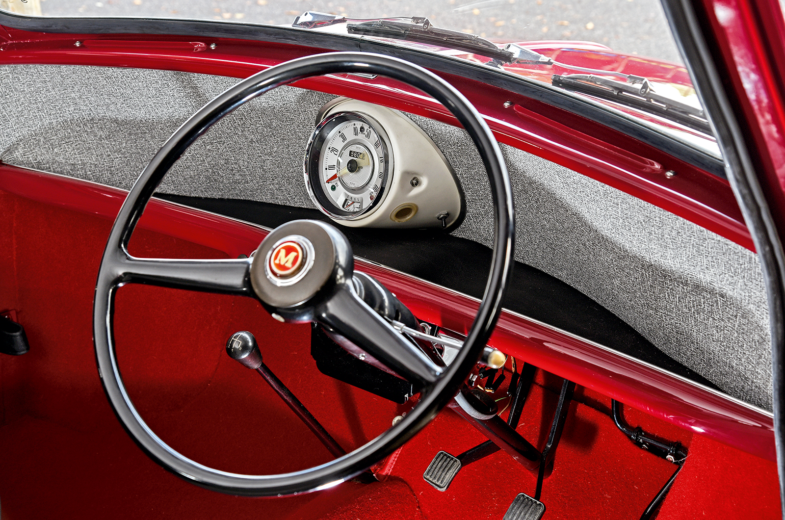 Classic & Sports Car - Morris Mini-Minor: going round again