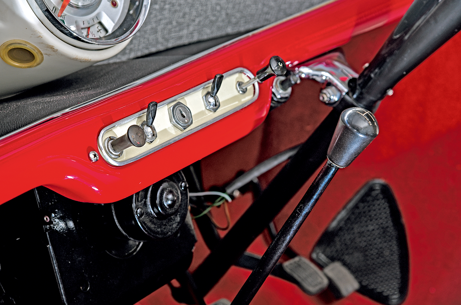 Classic & Sports Car - Morris Mini-Minor: going round again