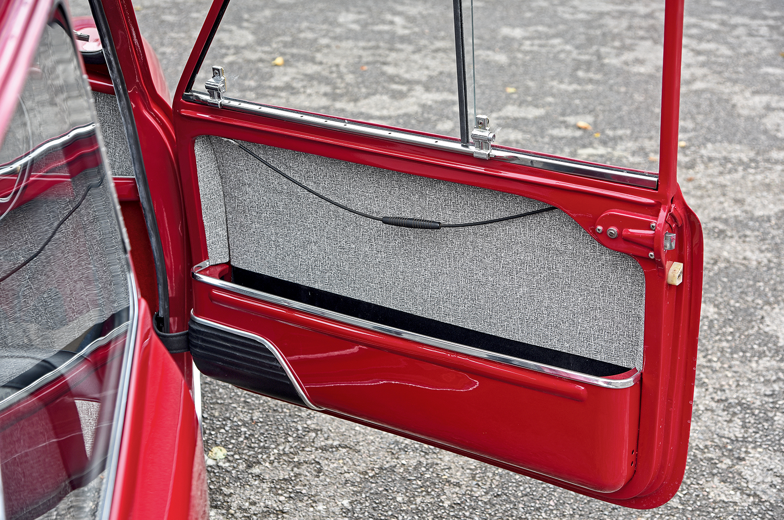 Classic & Sports Car - Morris Mini-Minor: going round again