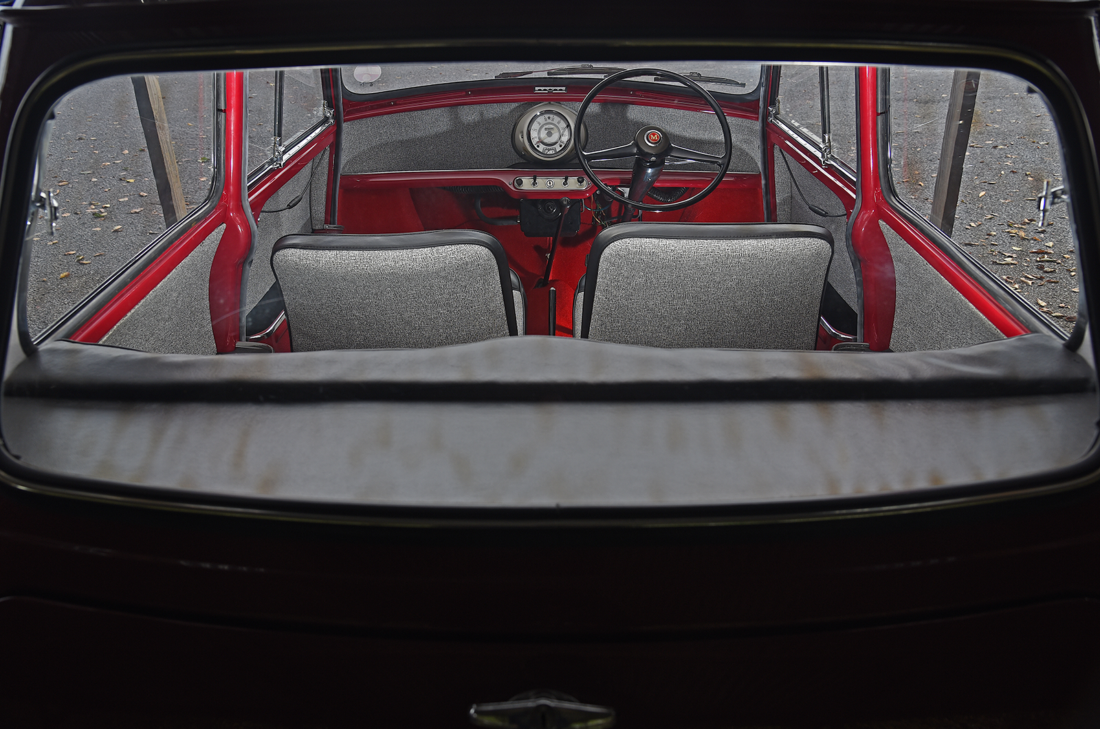 Classic & Sports Car - Morris Mini-Minor: going round again