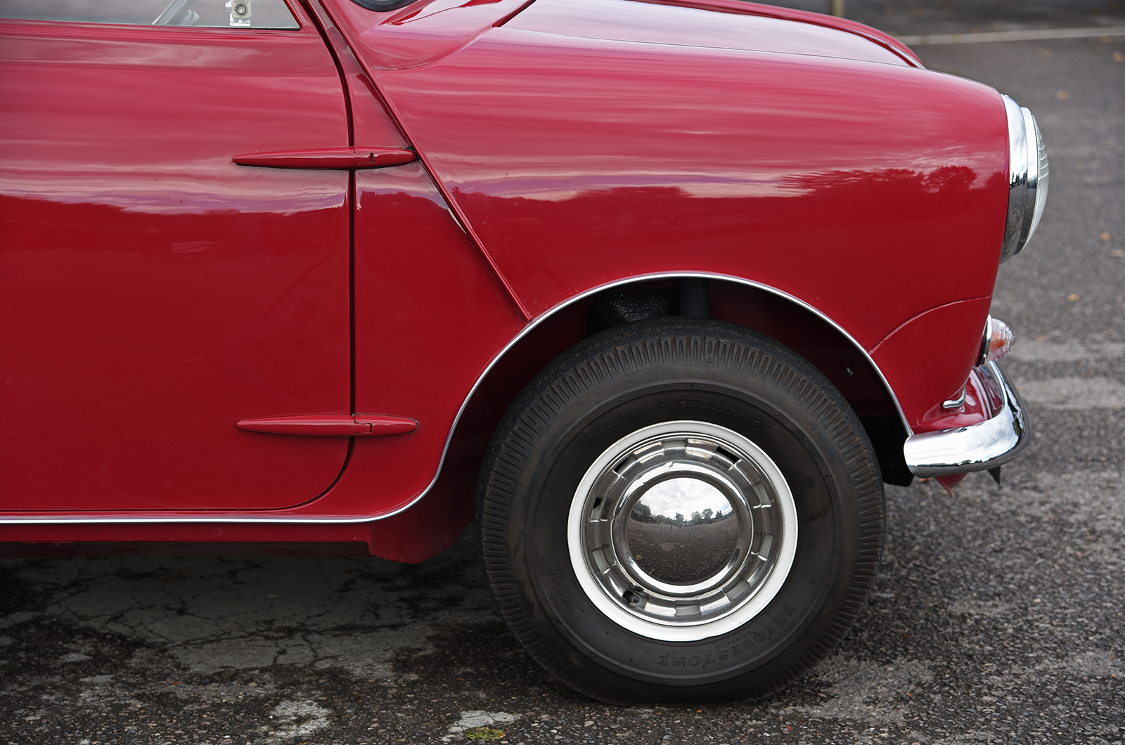 Classic & Sports Car - Morris Mini-Minor: going round again