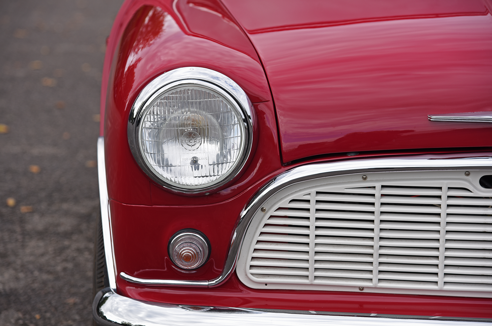 Classic & Sports Car - Morris Mini-Minor: going round again