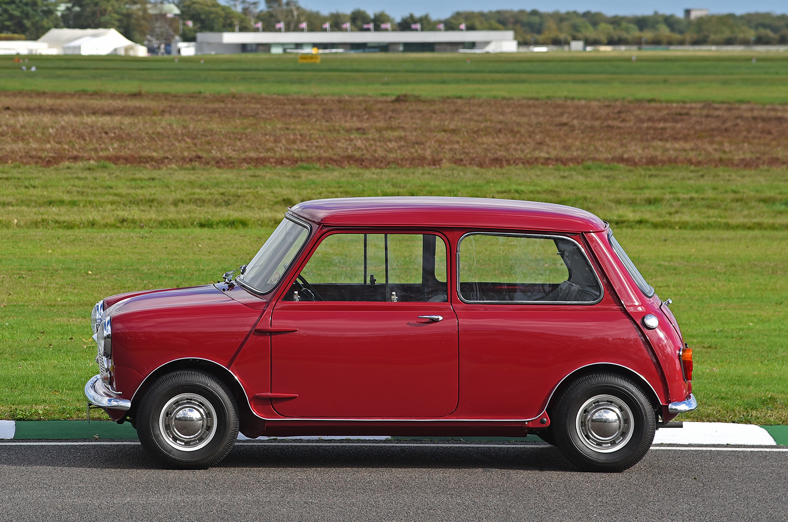 Classic & Sports Car - Morris Mini-Minor: going round again