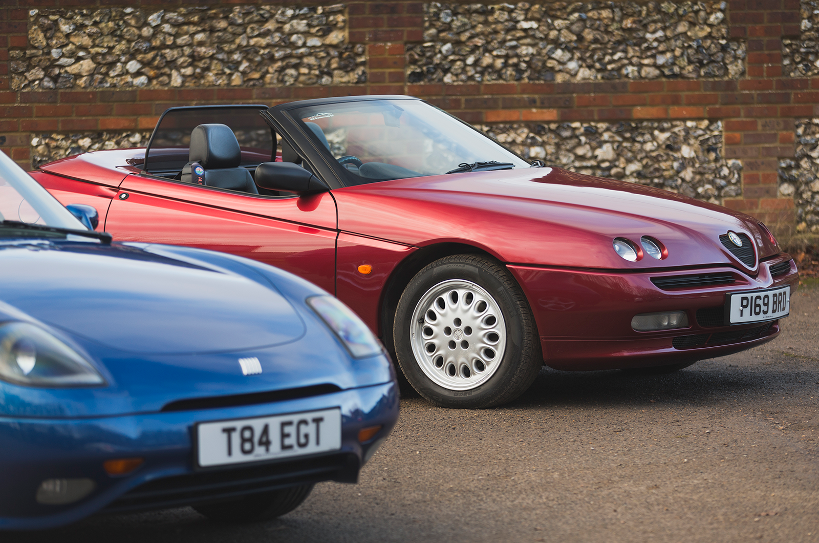 Classic & Sports Car - Alfa Romeo Spider vs Fiat Barchetta: in-house competition