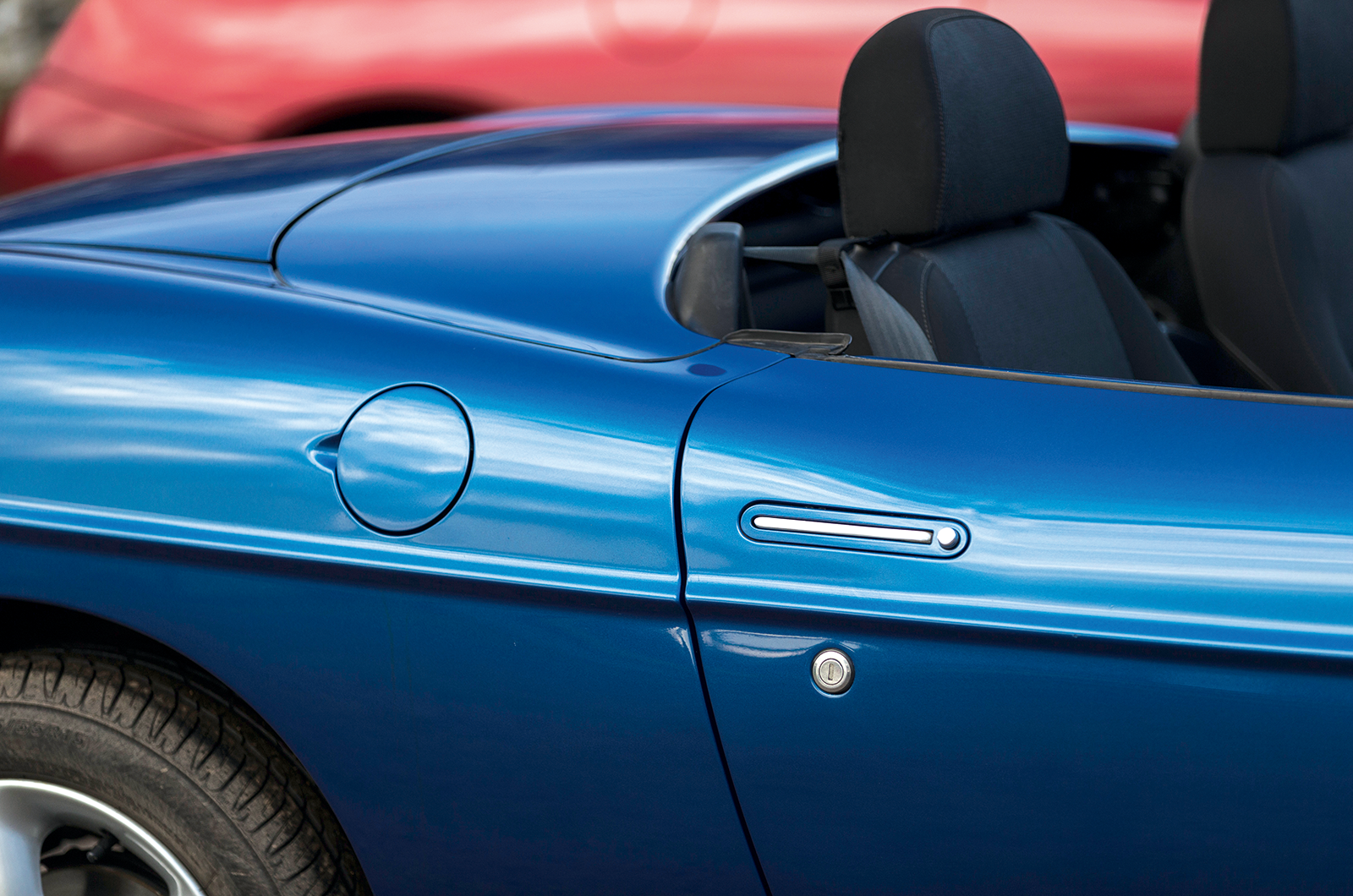 Classic & Sports Car - Alfa Romeo Spider vs Fiat Barchetta: in-house competition