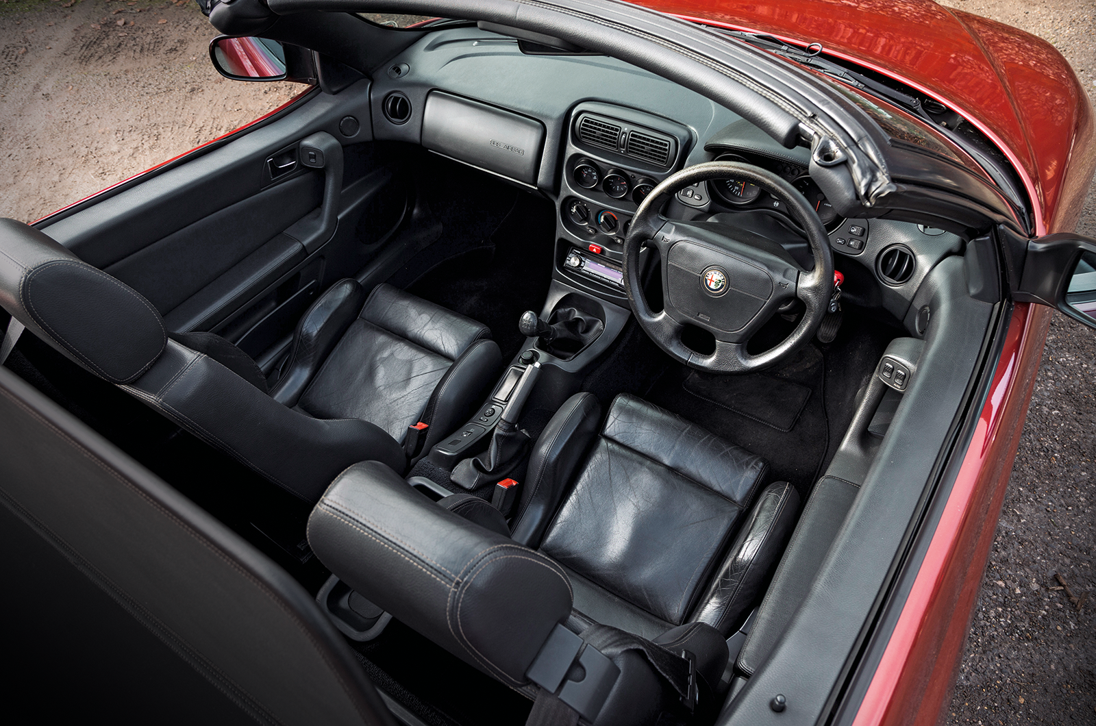 Classic & Sports Car - Alfa Romeo Spider vs Fiat Barchetta: in-house competition