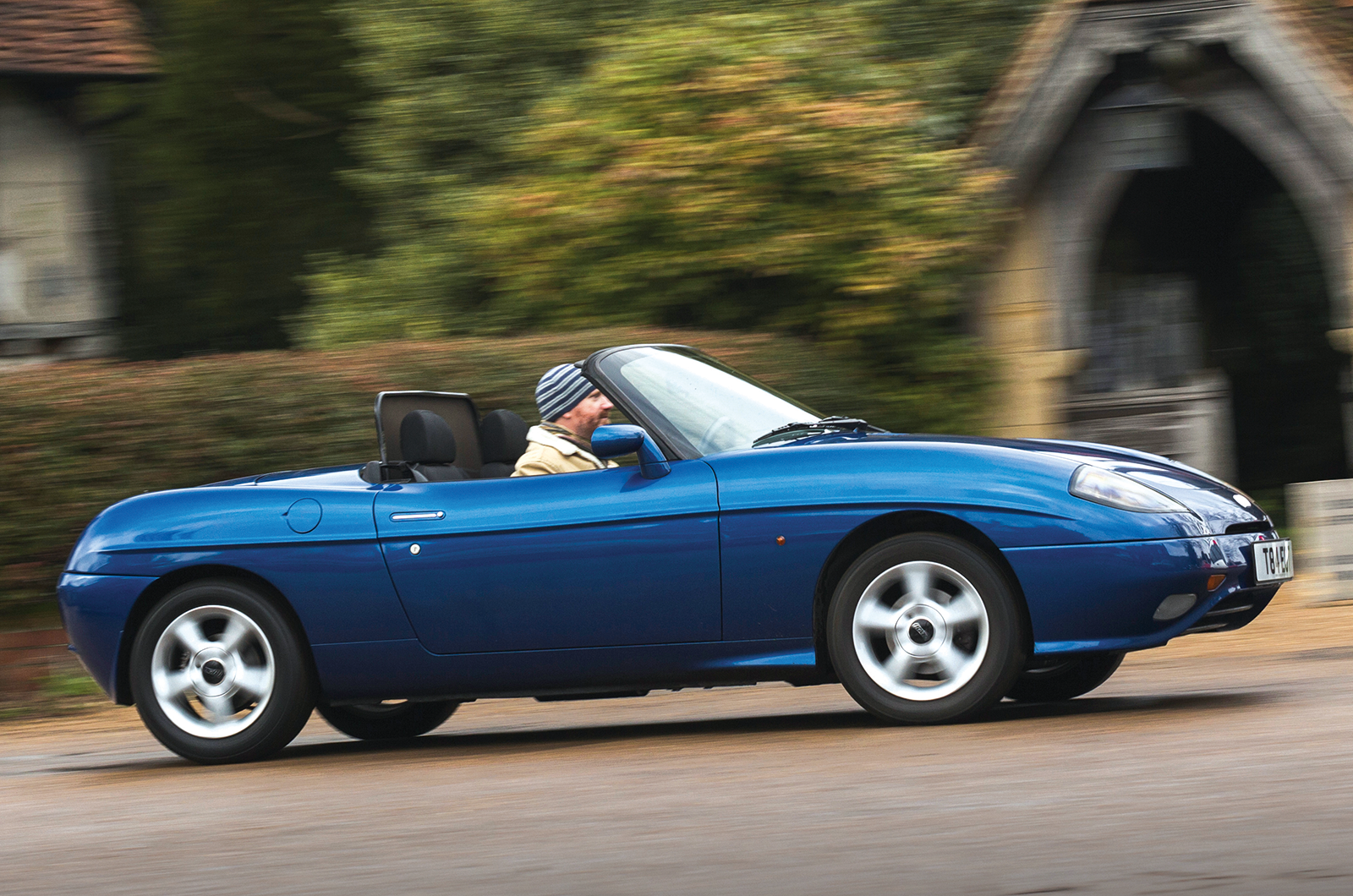 Classic & Sports Car - Alfa Romeo Spider vs Fiat Barchetta: in-house competition