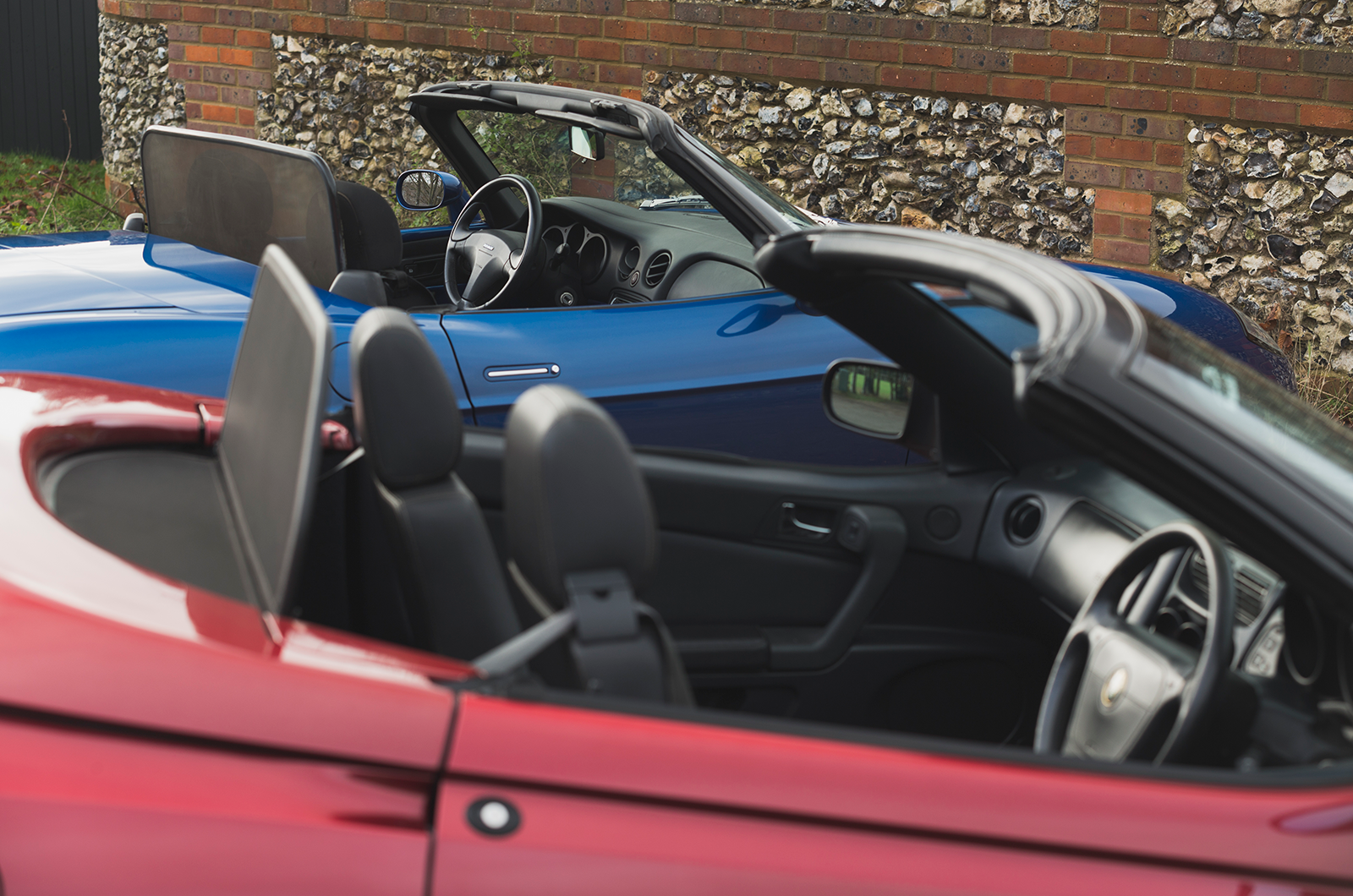 Classic & Sports Car - Alfa Romeo Spider vs Fiat Barchetta: in-house competition