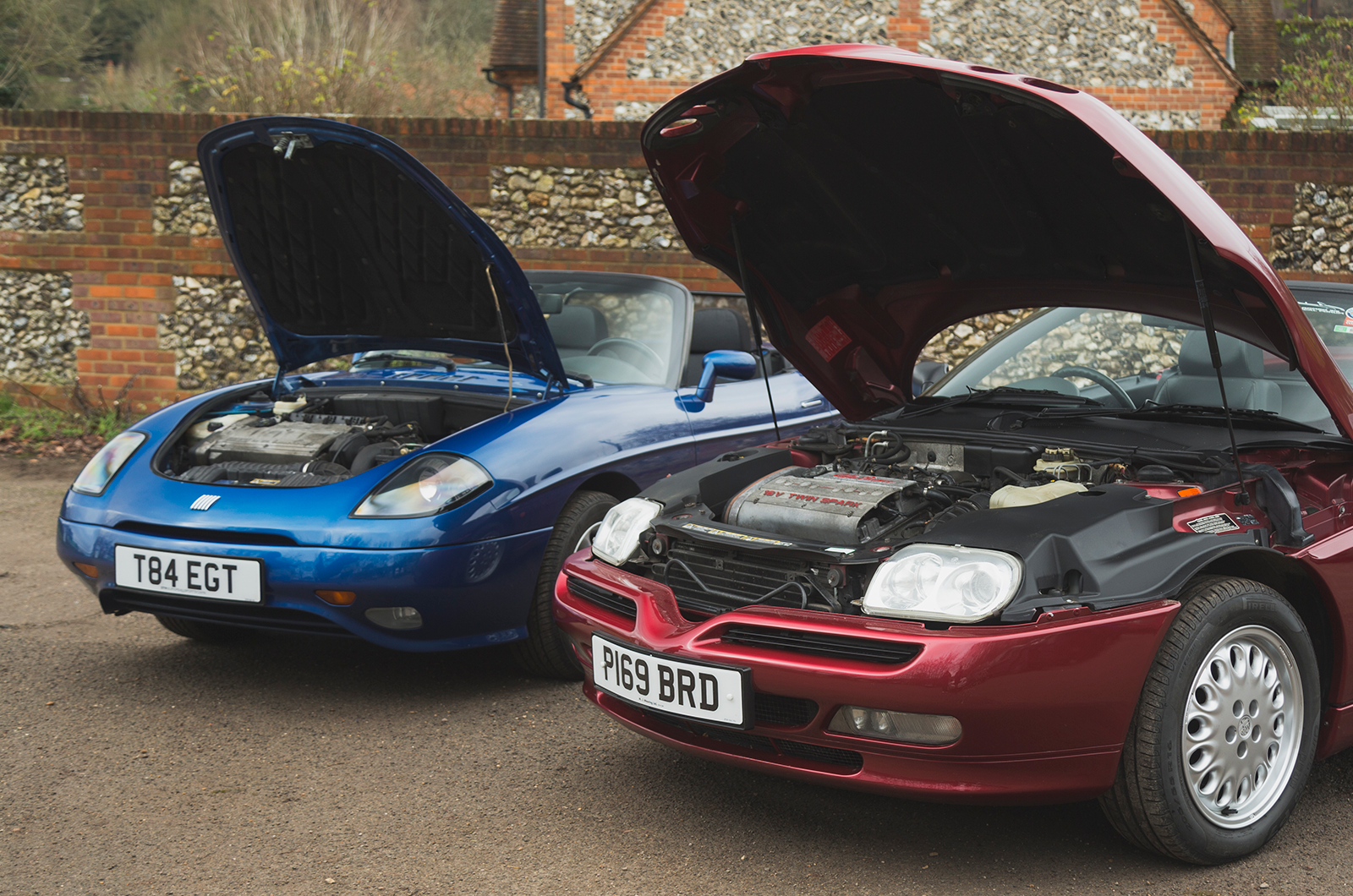 Classic & Sports Car - Alfa Romeo Spider vs Fiat Barchetta: in-house competition