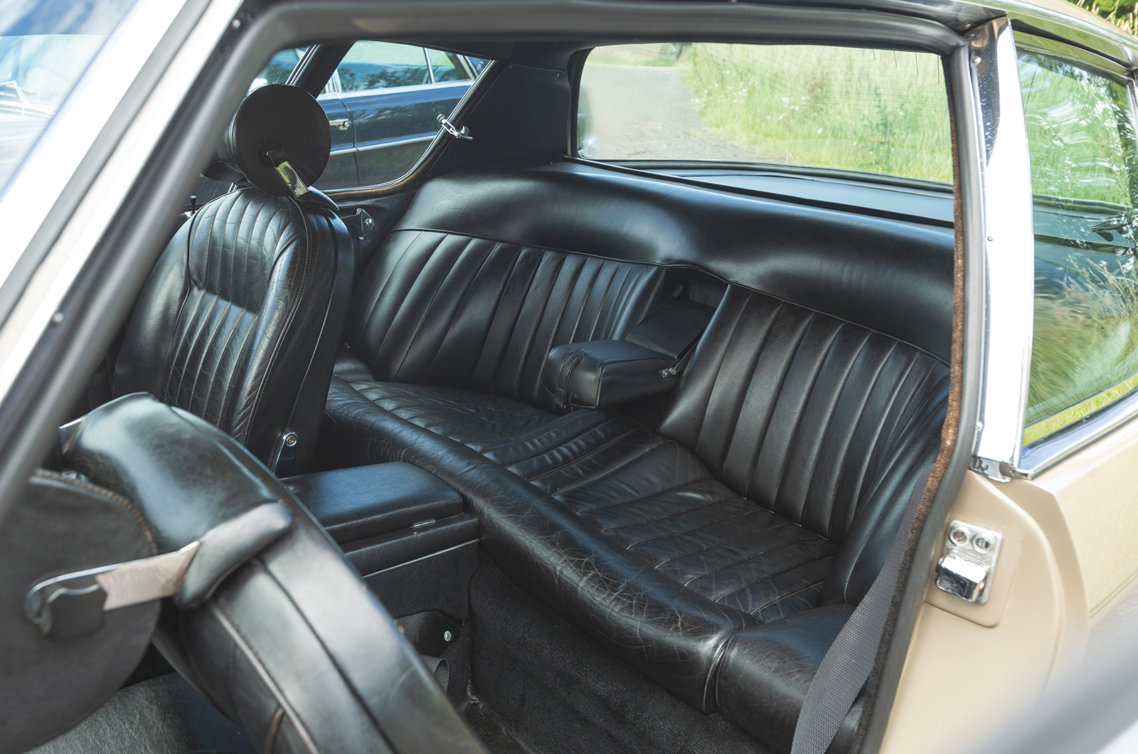 Classic & Sports Car - Mercedes-Benz 300SEL 6.3 vs Jensen FF: inconspicuous consumption