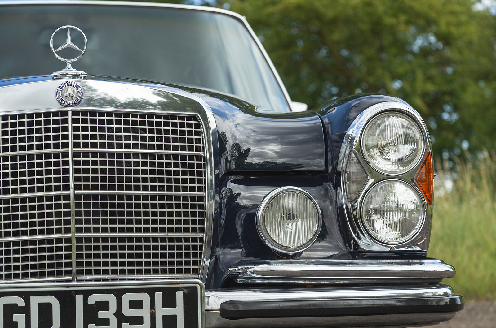 Classic & Sports Car - Mercedes-Benz 300SEL 6.3 vs Jensen FF: inconspicuous consumption