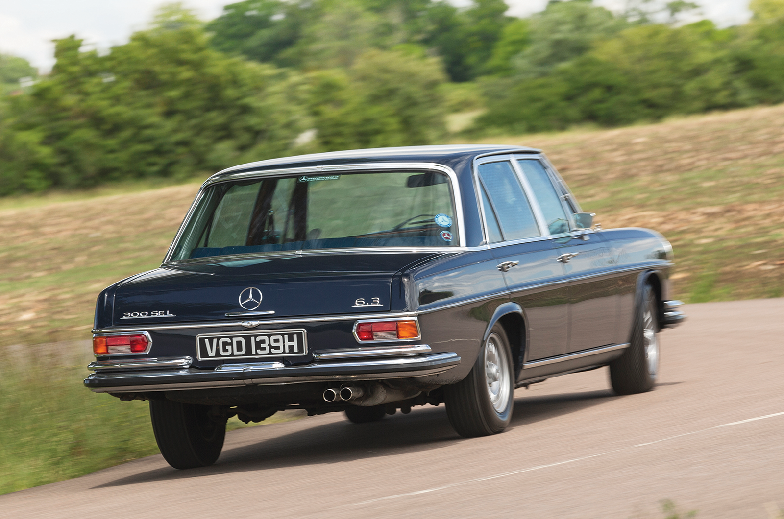 Classic & Sports Car - Mercedes-Benz 300SEL 6.3 vs Jensen FF: inconspicuous consumption