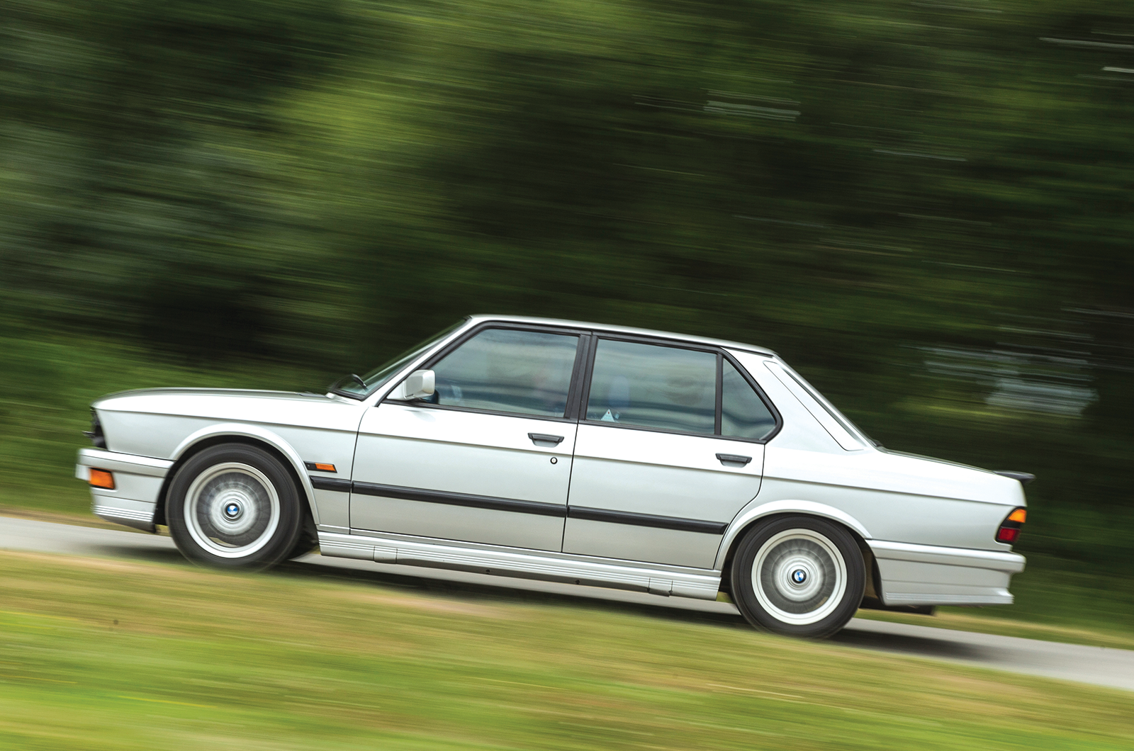 Classic & Sports Car – Dial M for more: BMW E24 M635CSi vs E28 M5