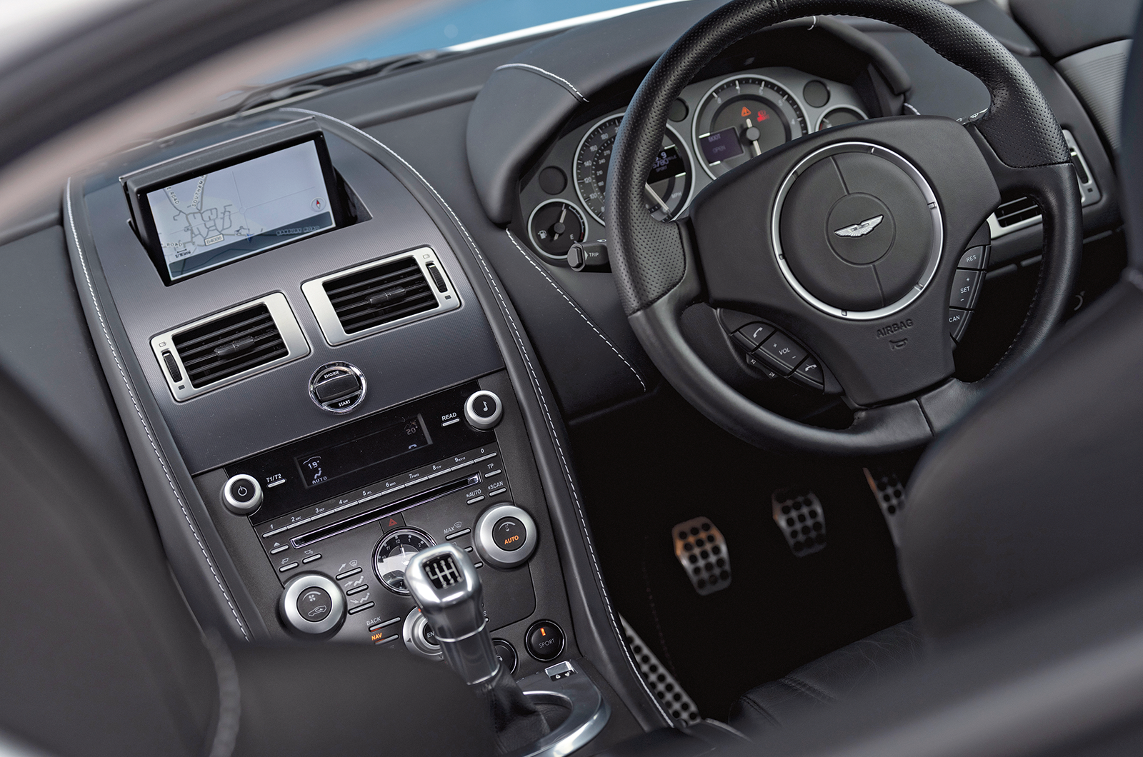 Classic & Sports Car – Aston Martin V12 Vantage vs V12 Vantage S: the brawn legacy
