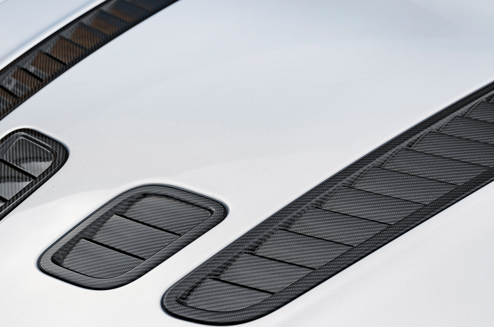 Classic & Sports Car – Aston Martin V12 Vantage vs V12 Vantage S: the brawn legacy