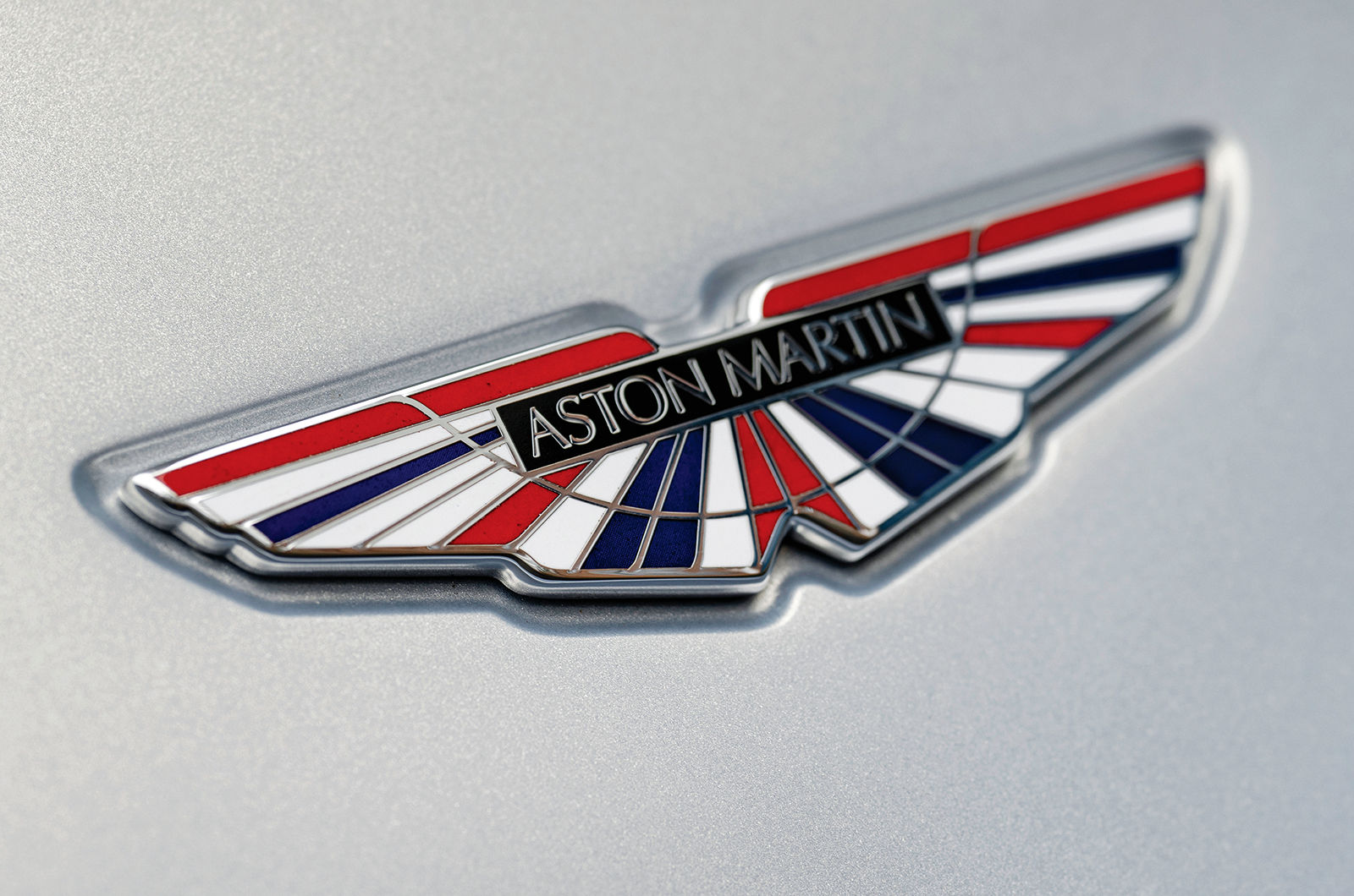 Classic & Sports Car – Aston Martin V12 Vantage vs V12 Vantage S: the brawn legacy