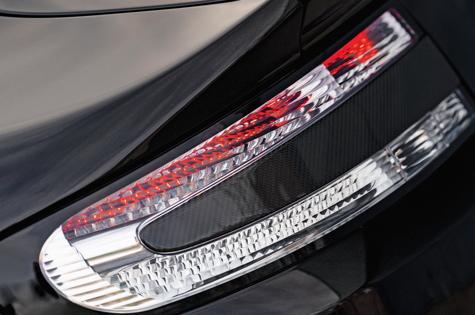 Classic & Sports Car – Aston Martin V12 Vantage vs V12 Vantage S: the brawn legacy