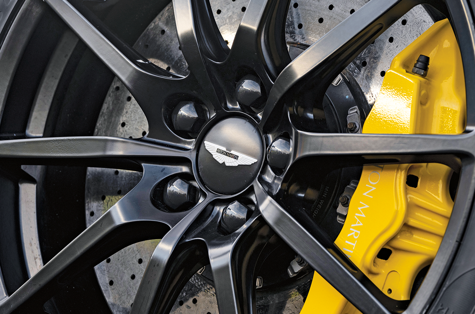 Classic & Sports Car – Aston Martin V12 Vantage vs V12 Vantage S: the brawn legacy