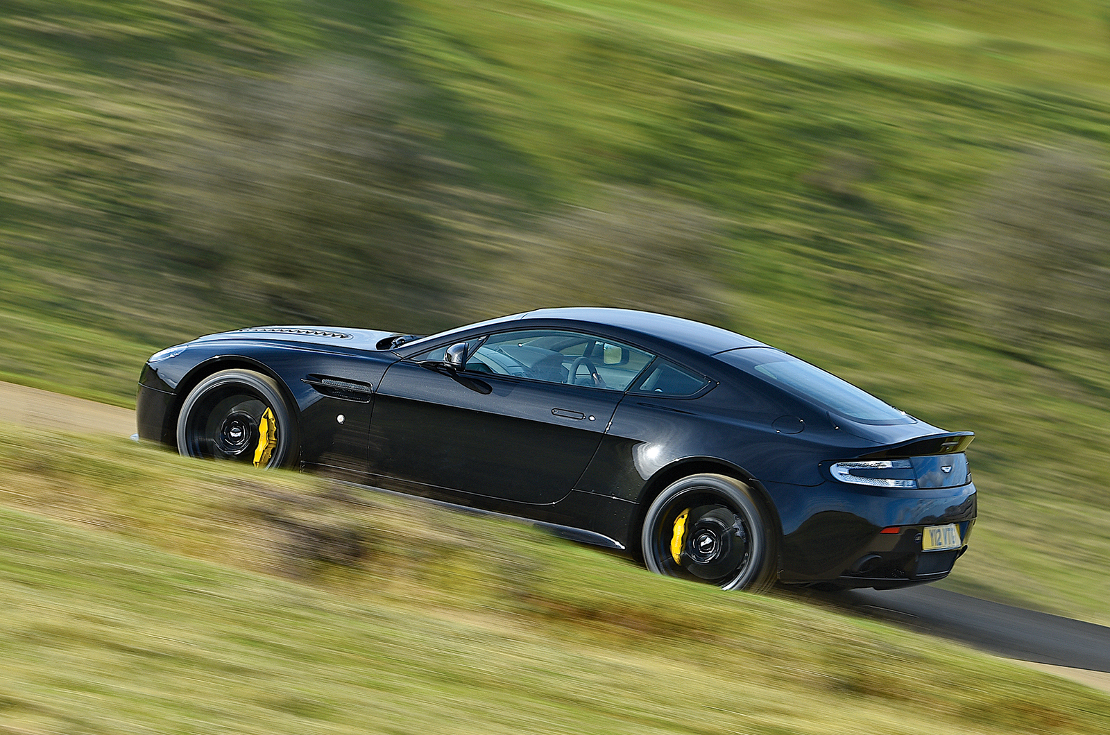 Classic & Sports Car – Aston Martin V12 Vantage vs V12 Vantage S: the brawn legacy