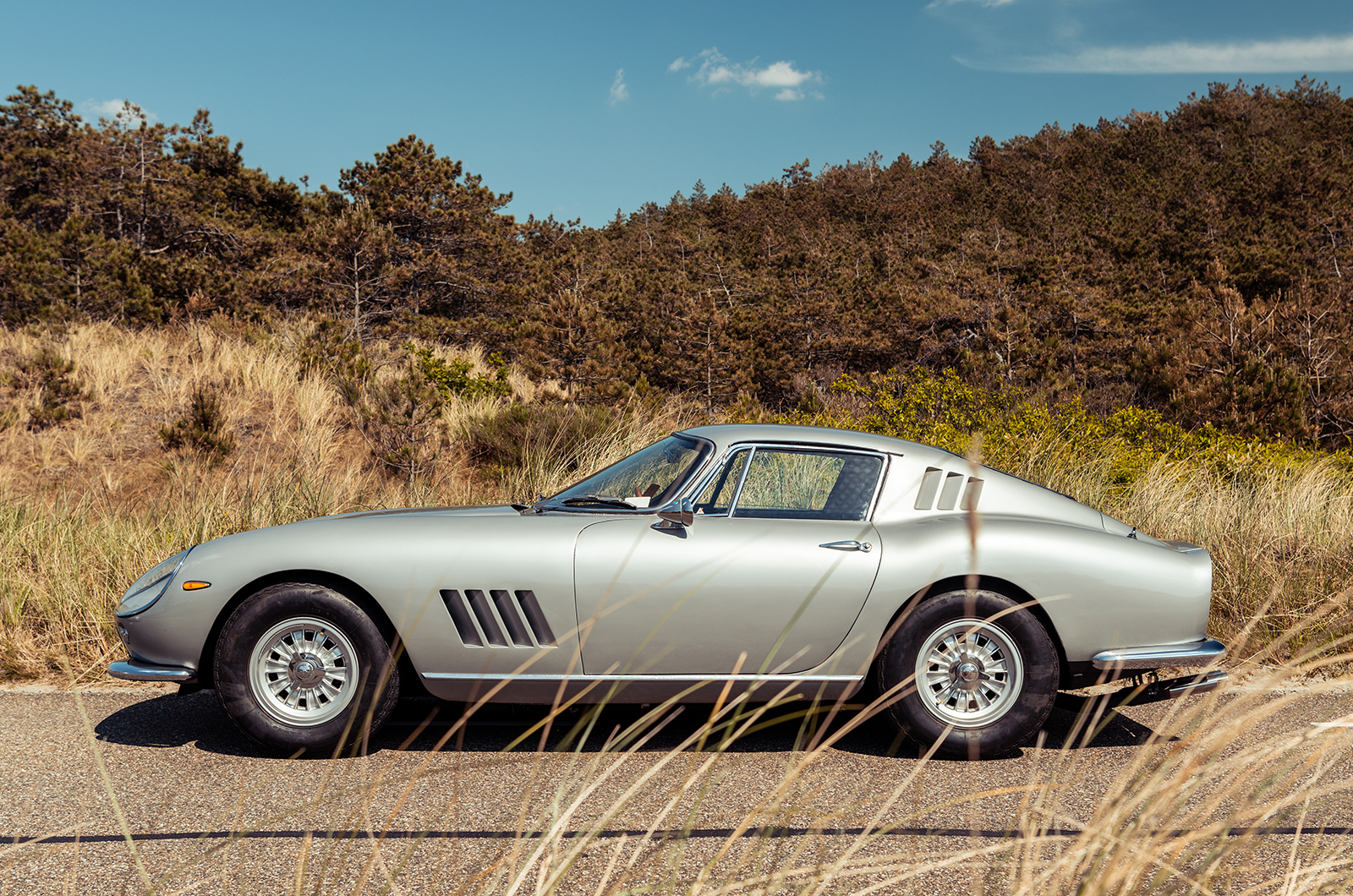 Classic & Sports Car – Aston Martin DB5 vs Mercedes-Benz 300SL vs Ferrari 275GTB: million dollar babies